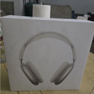 NEW Apple AirPods Max A3184 USB-C Headphones W/SmartCase (Midnight)